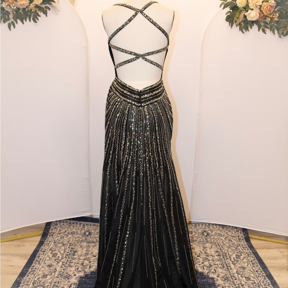 Elegant Black and Gold Evening Gown - Picture 2 of 2